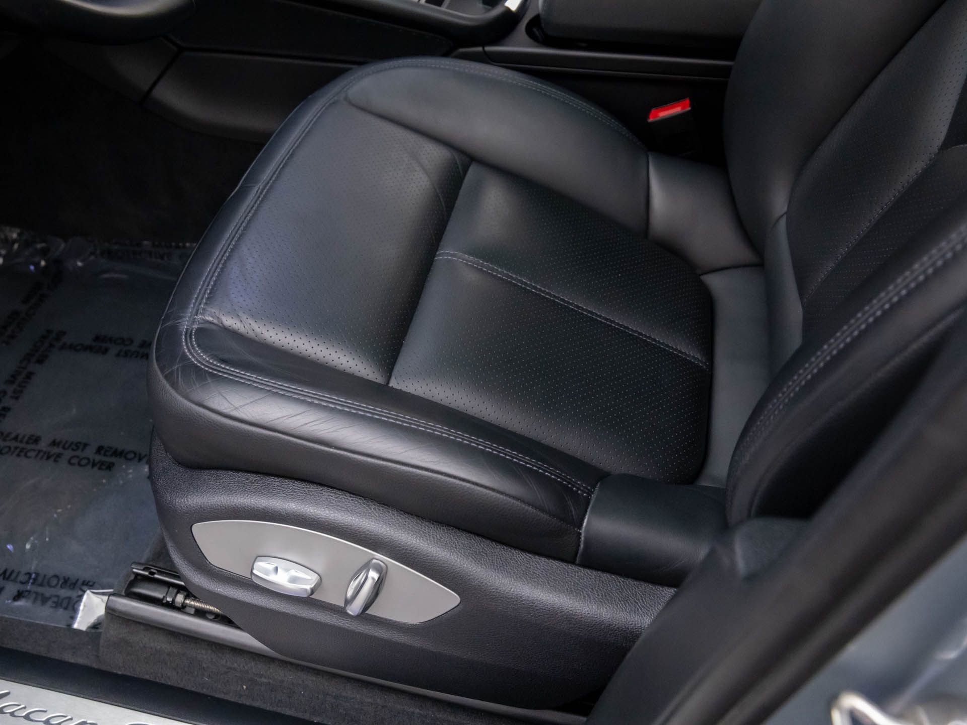 Used 2022 Porsche Macan S w/ Premium Package image 13