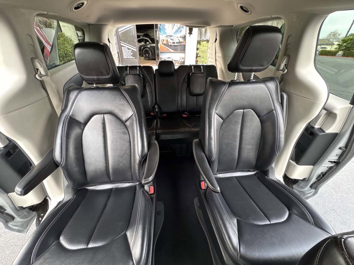 Used 2024 Chrysler Pacifica Select FWD image 22
