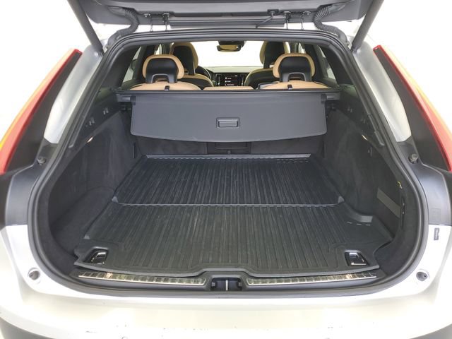 Used 2017 Volvo V90 T6 Cross Country image 11
