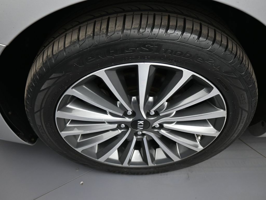 Certified 2017 Kia Cadenza Technology FWD image 14