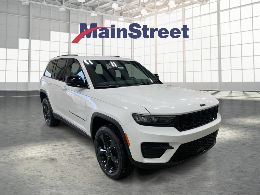 Used 2025 Jeep Grand Cherokee Altitude AWD/4WD image 7