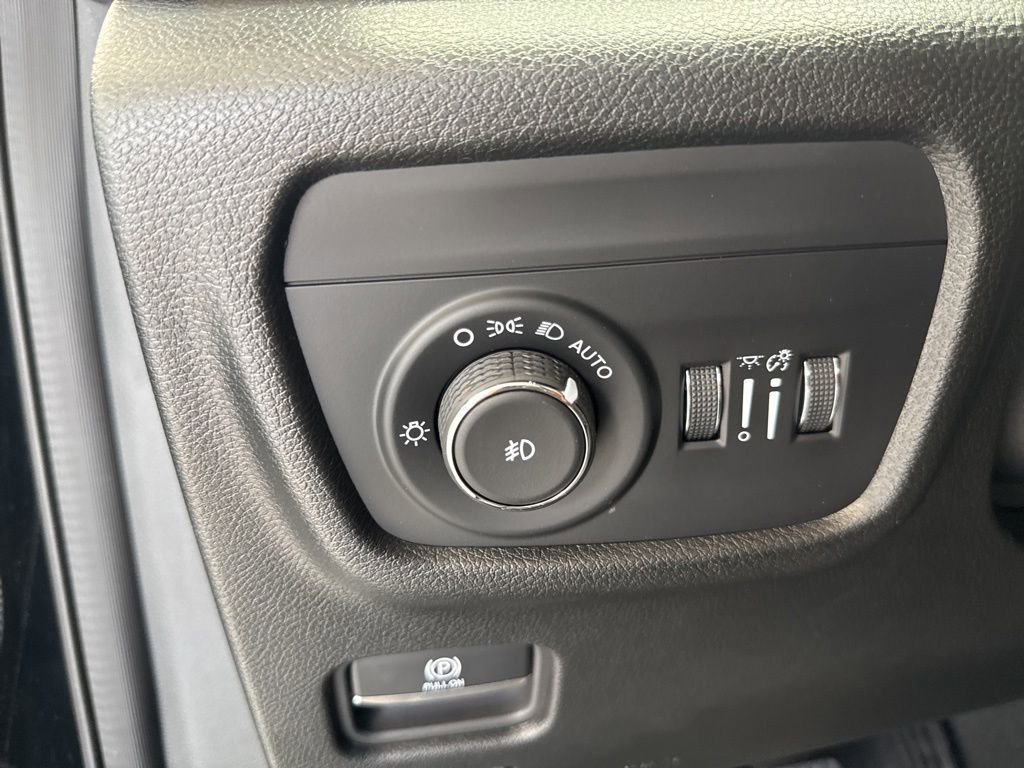 Used 2025 Jeep Grand Cherokee Limited w/ Black Appearance Package AWD/4WD image 16