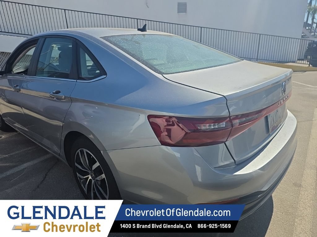 Used 2025 Volkswagen Jetta SE FWD image 3