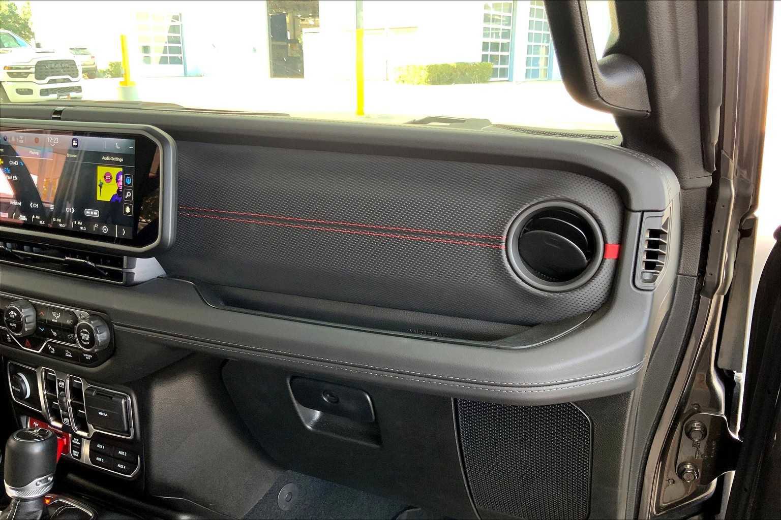 Used 2024 Jeep Gladiator Rubicon w/ Safety Group image 18