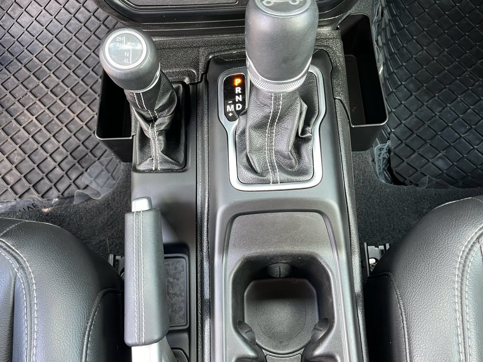 Used 2019 Jeep Wrangler Unlimited Sahara AWD/4WD image 27