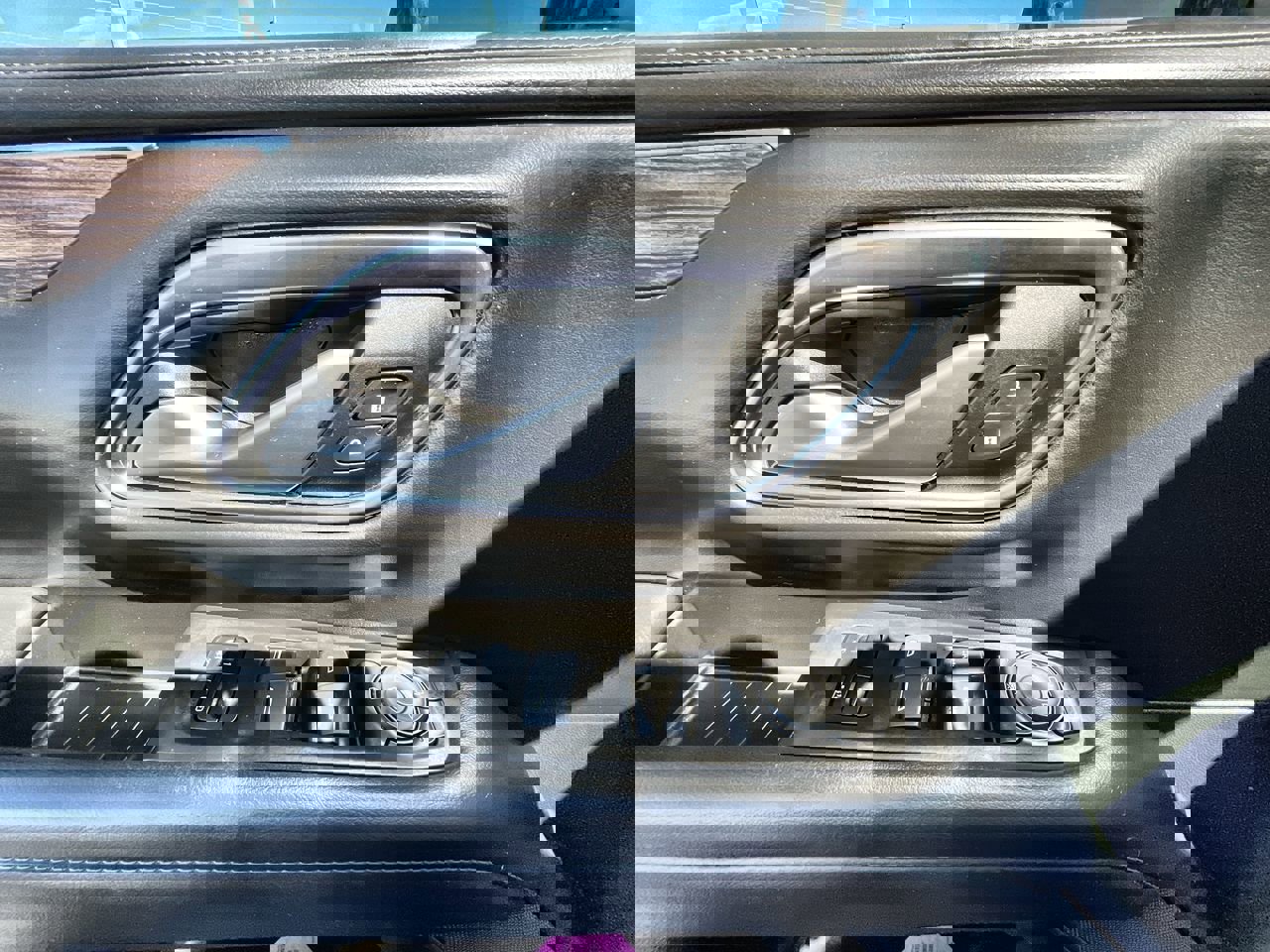 Used 2022 Chevrolet Suburban LT image 23