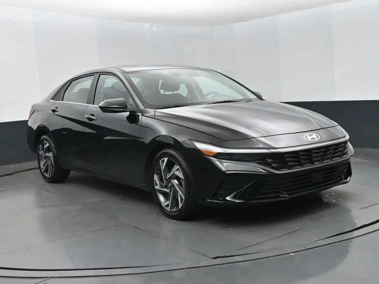 Used 2025 Hyundai Elantra SEL FWD image 2
