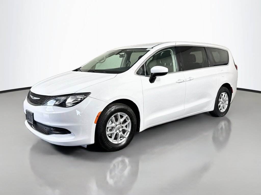 Used 2022 Chrysler Voyager LX FWD image 4