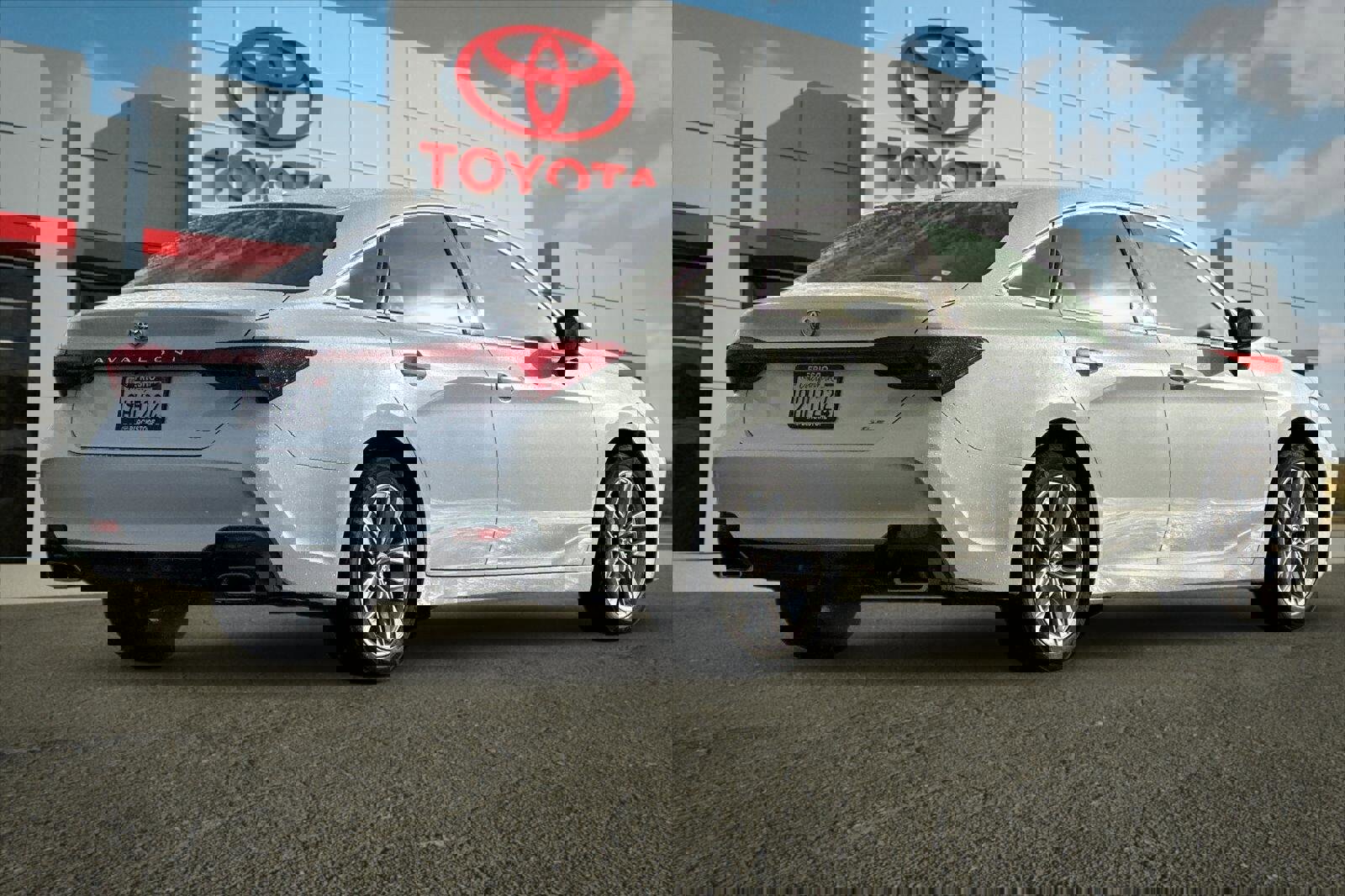 Certified 2022 Toyota Avalon XLE image 3