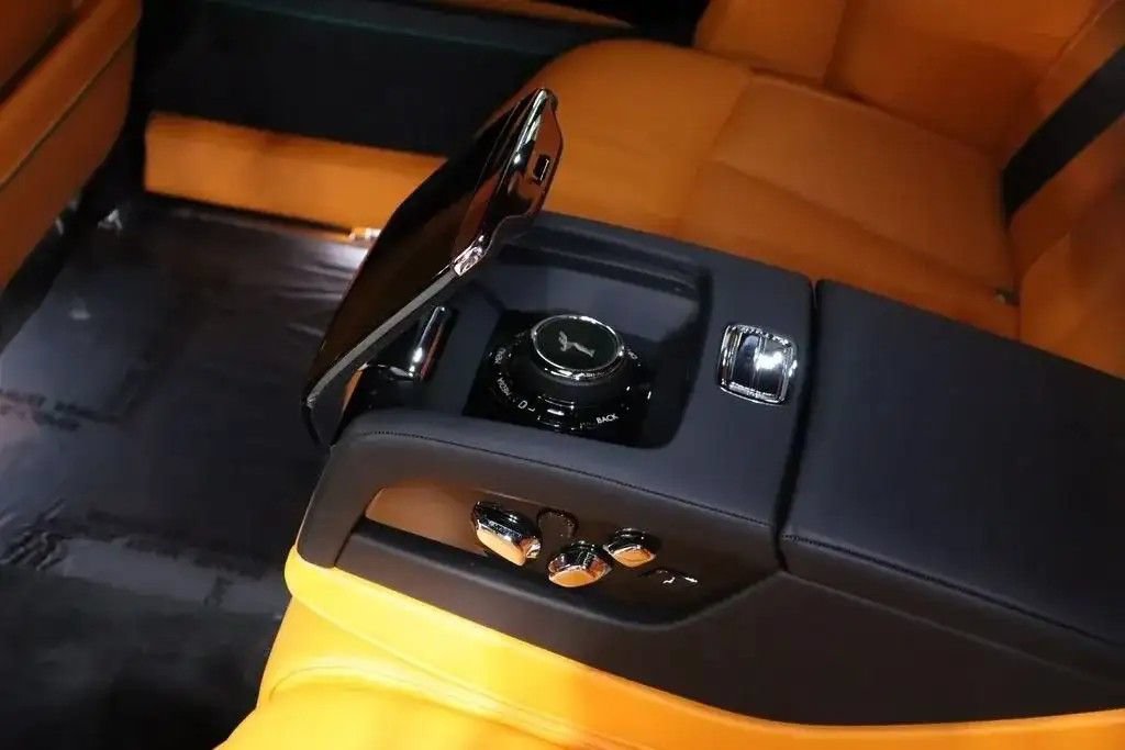 Used 2023 Rolls-Royce Phantom Sedan w/ Leather Finishing Pack RWD image 27