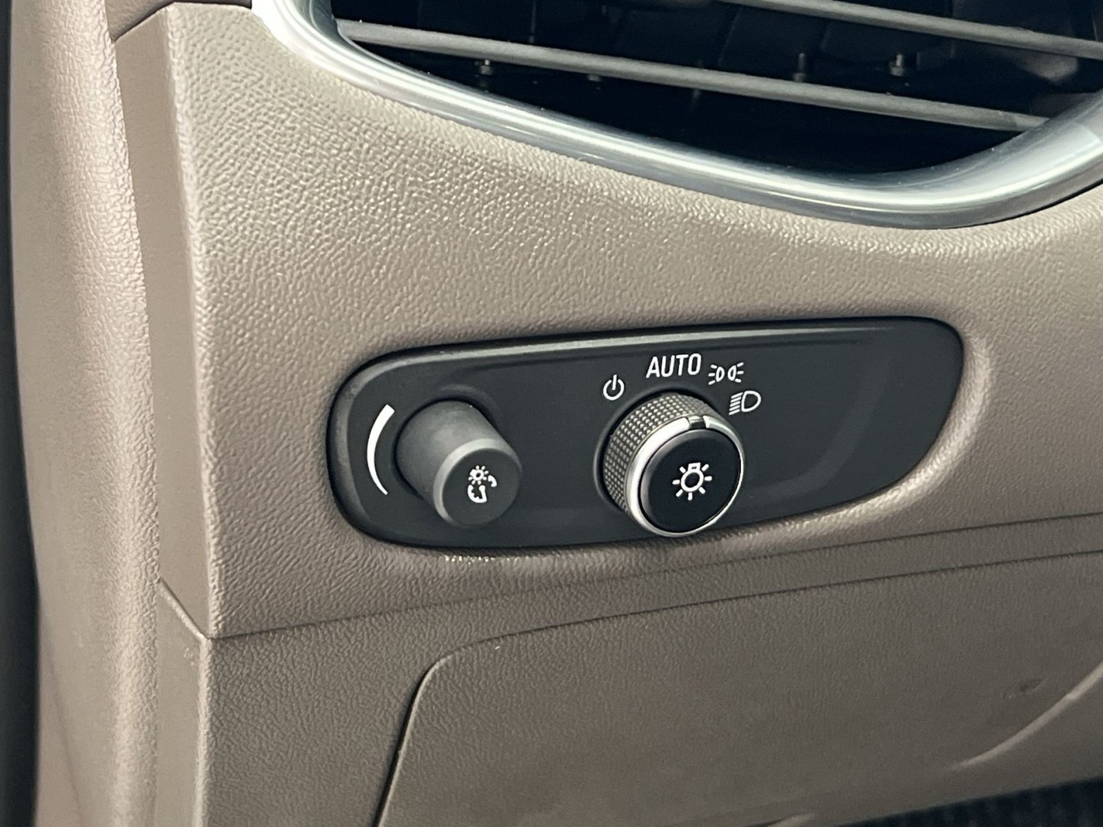 Used 2019 Chevrolet Malibu Hybrid w/ Leather Package FWD image 28