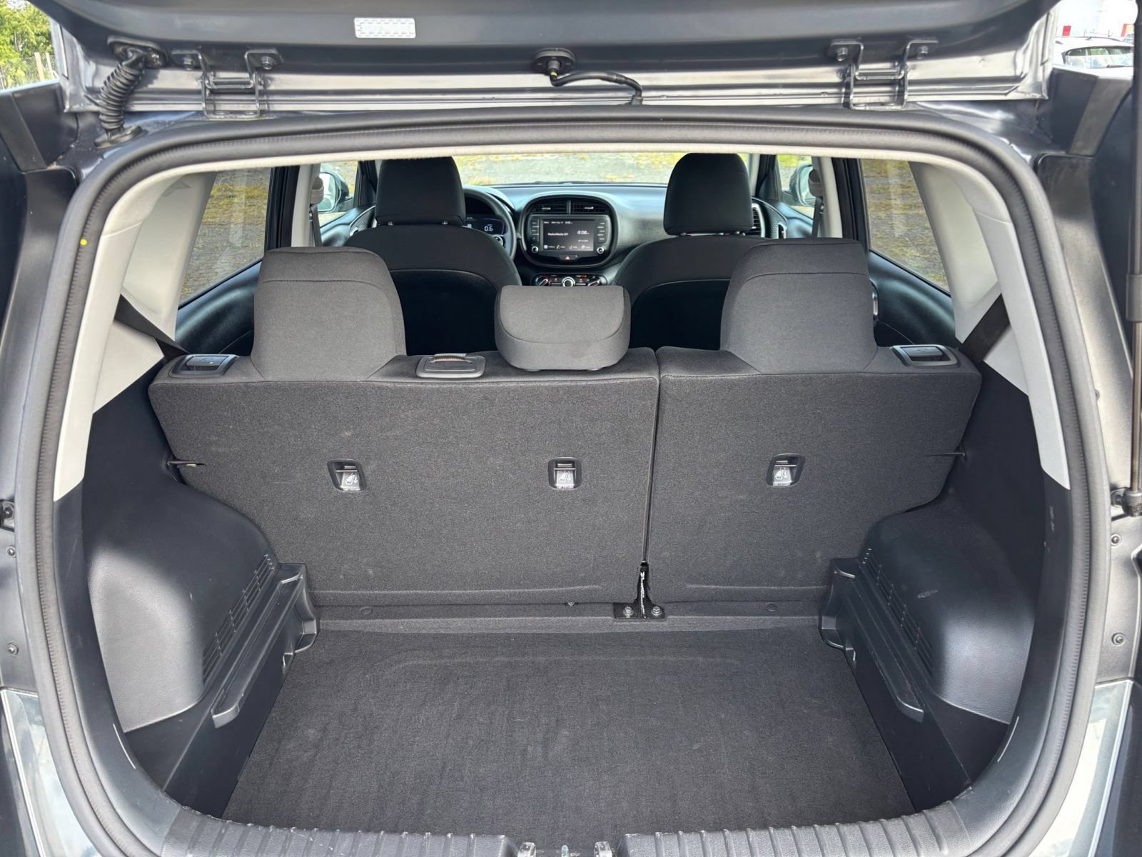 Used 2025 Kia Soul LX w/ LX Technology Package FWD image 22