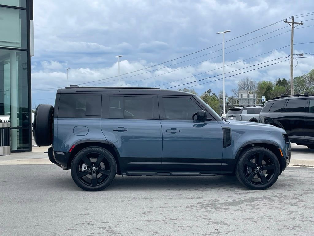 Used 2025 Land Rover Defender 110 X-Dynamic SE image 8