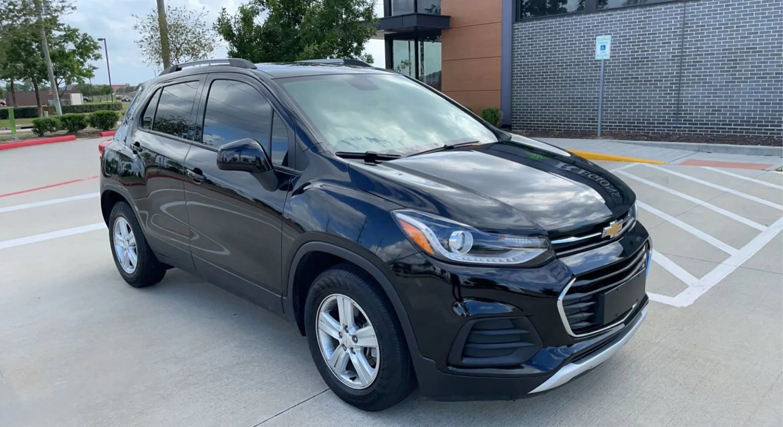 Used 2021 Chevrolet Trax LT w/ LT Convenience Package FWD image 1