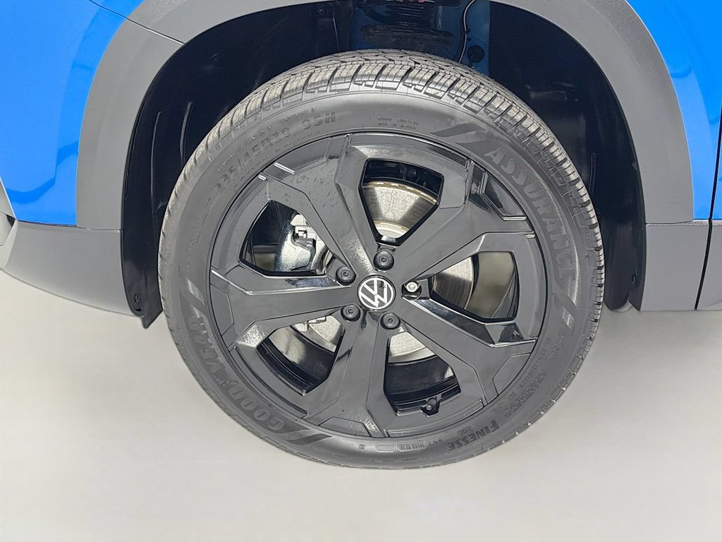 Certified 2025 Volkswagen Taos SEL AWD/4WD image 33