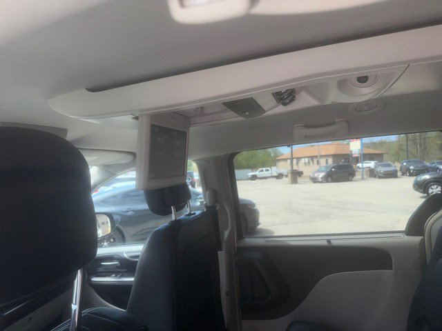 Used 2014 Chrysler Town & Country Touring-L w/ Driver Convenience Group FWD image 14