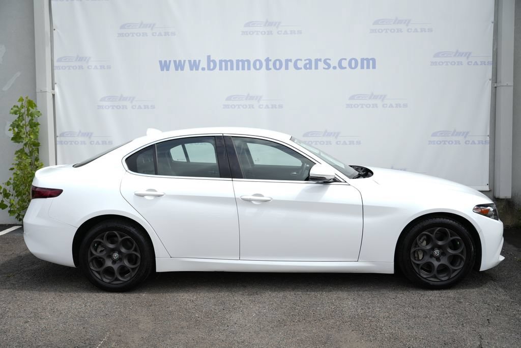 Used 2017 Alfa Romeo Giulia AWD image 7