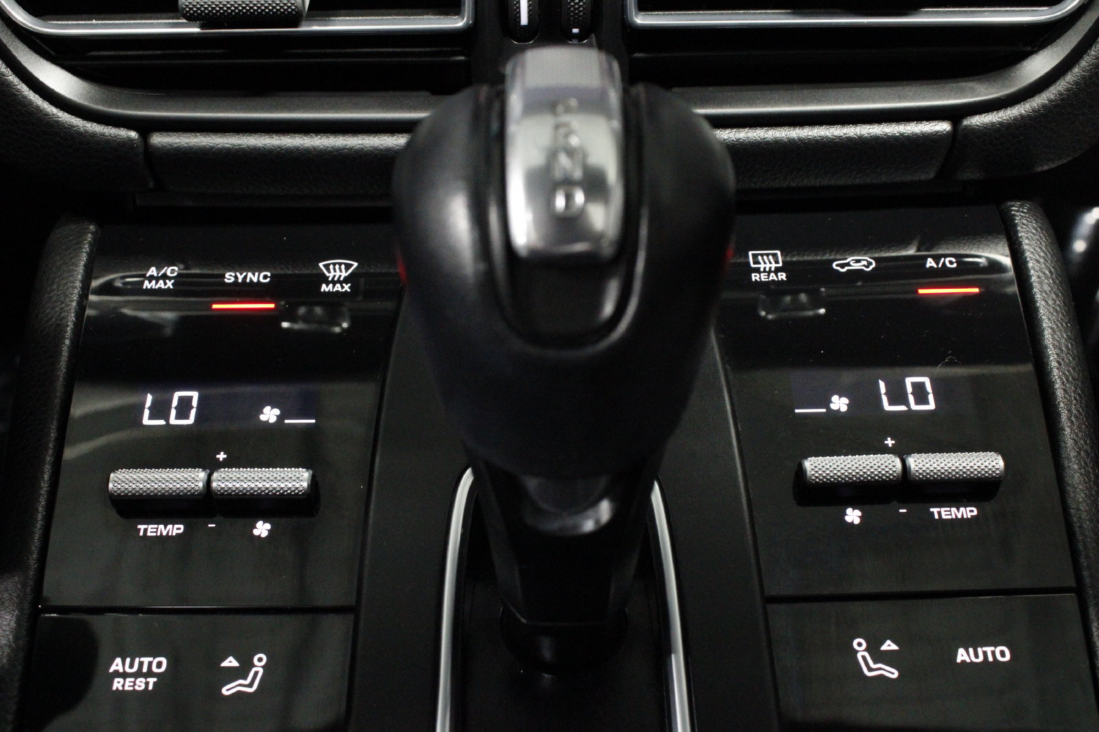 Used 2022 Porsche Macan AWD/4WD image 28