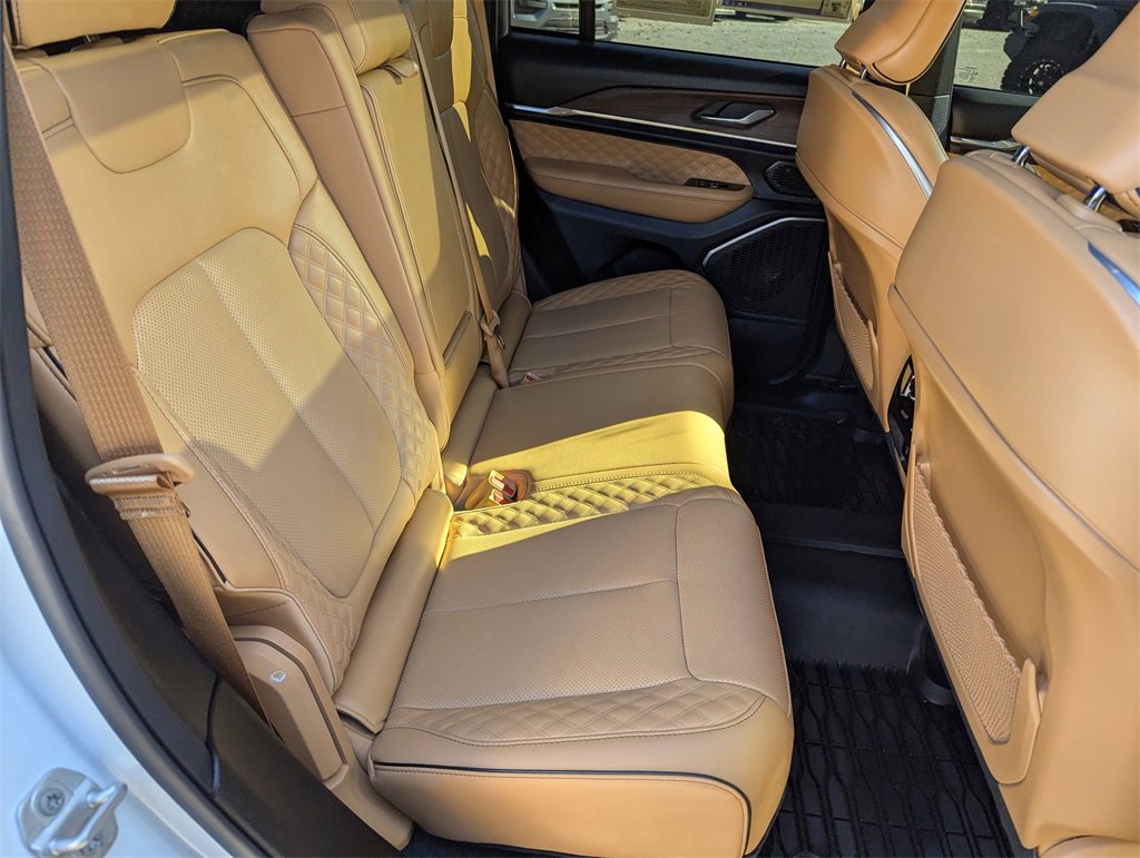 Used 2025 Jeep Grand Cherokee Summit w/ Obsidian Package image 34