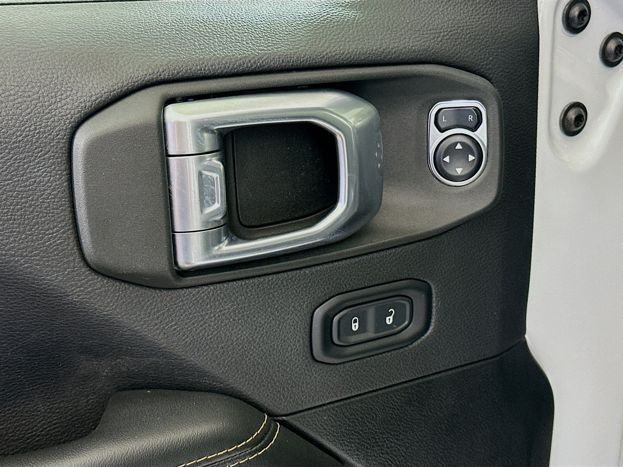 Used 2024 Jeep Wrangler Unlimited Sahara AWD/4WD image 15