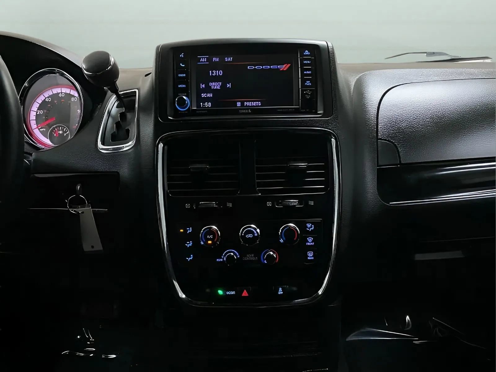 Used 2020 Dodge Grand Caravan SE FWD image 19
