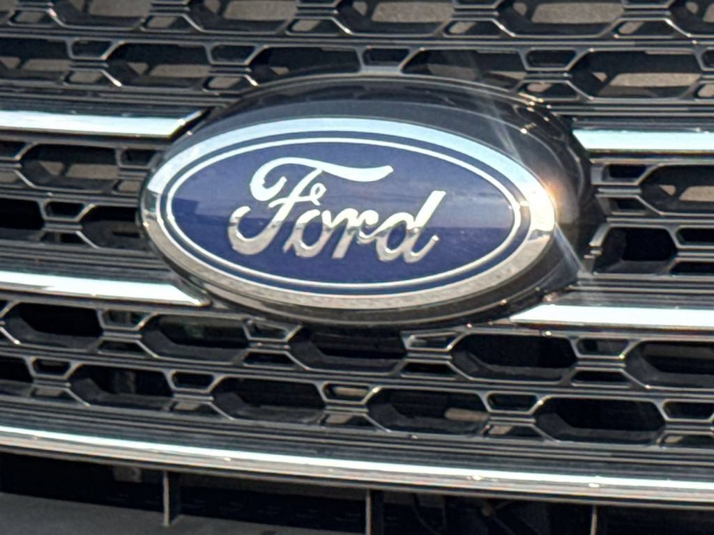 Used 2023 Ford Explorer XLT w/ Equipment Group 202A AWD/4WD image 9