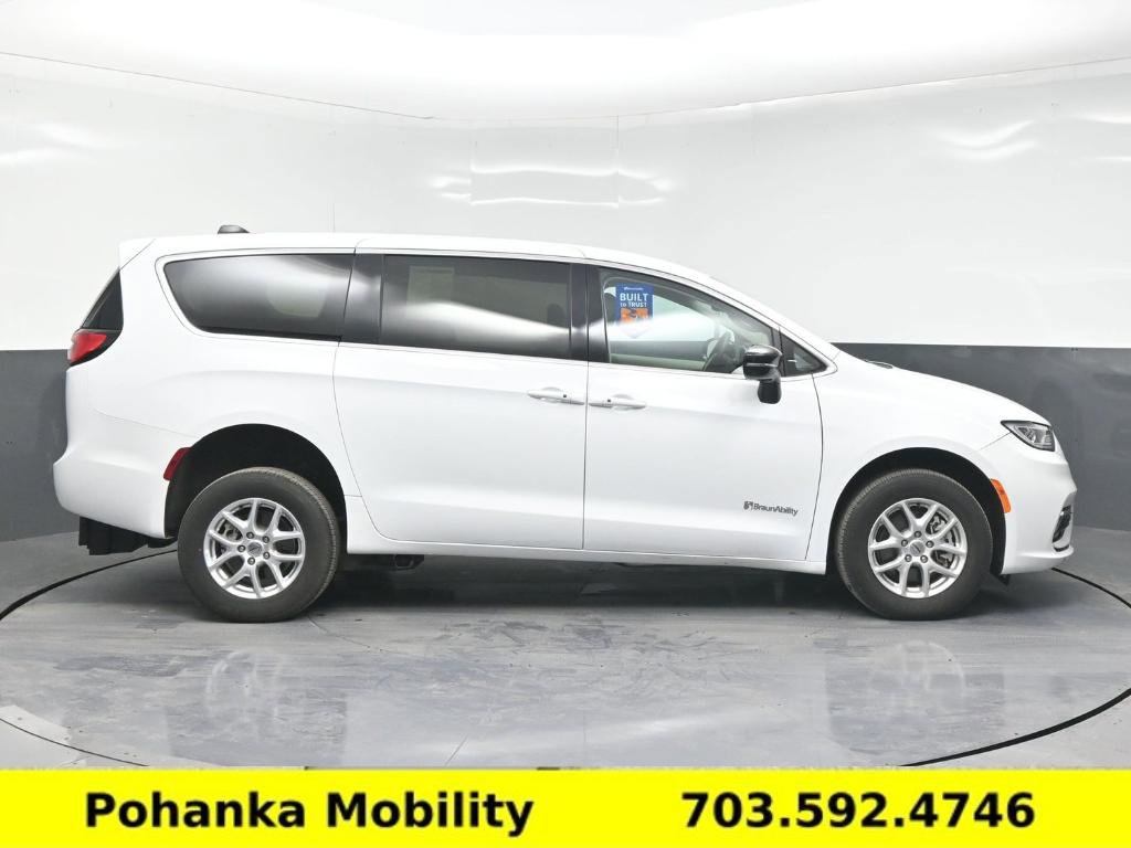 Used 2024 Chrysler Pacifica Touring-L image 25