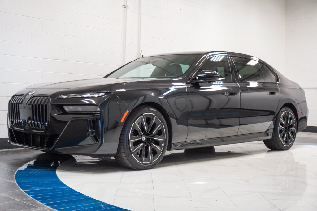 Used 2023 BMW 760i xDrive w/ Executive Package AWD/4WD image 4