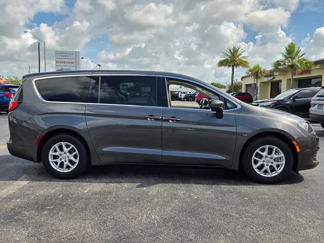 Used 2017 Chrysler Pacifica Touring FWD image 8
