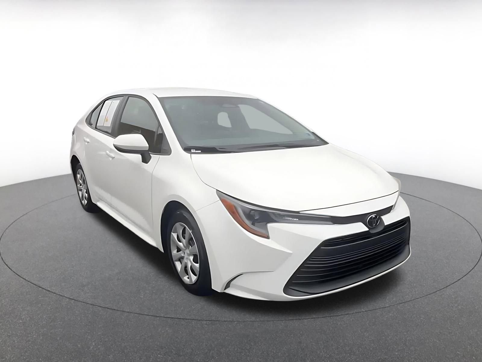 Used 2025 Toyota Corolla LE image 3