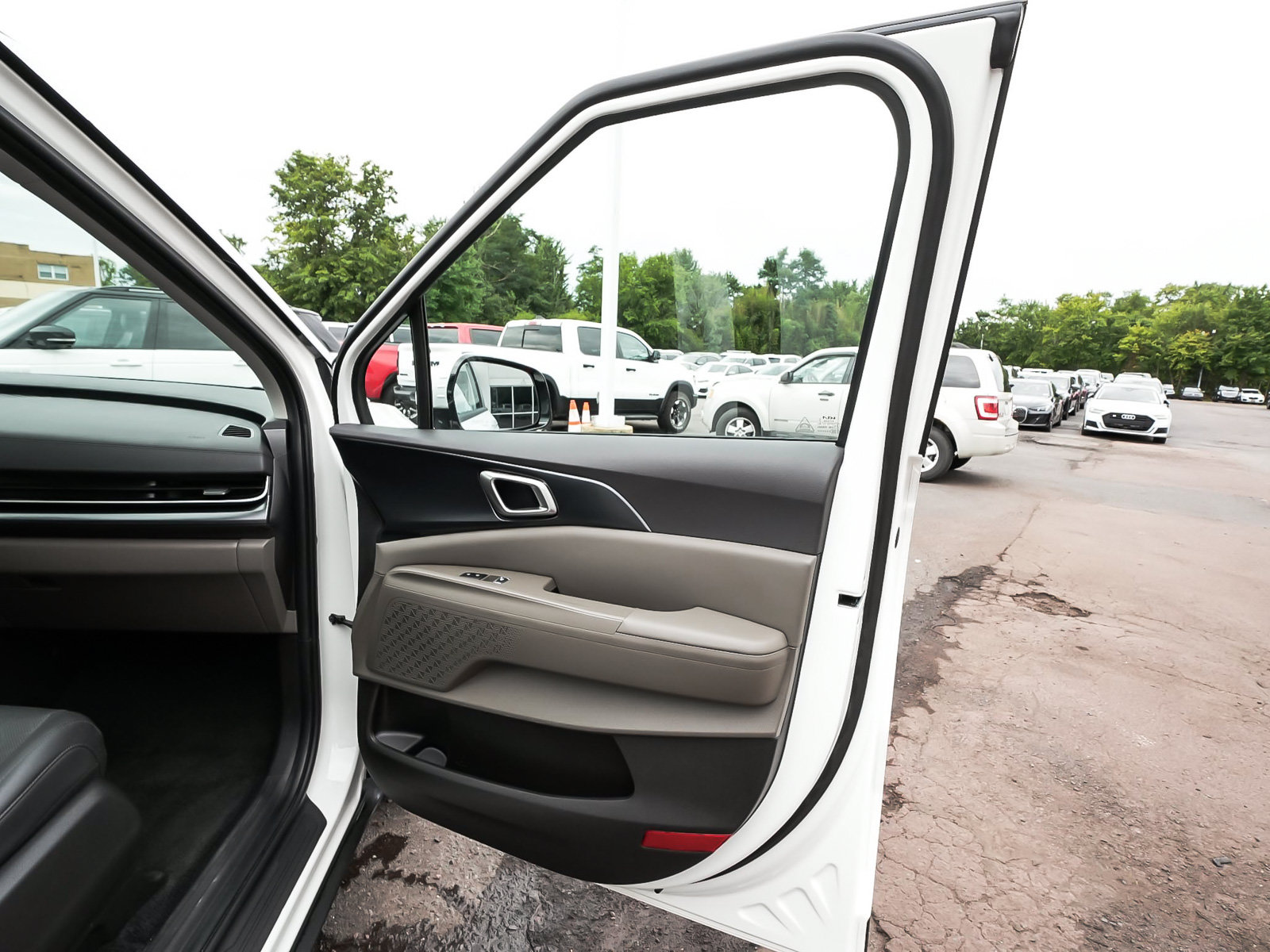 Used 2026 Kia Carnival LXS FWD image 13