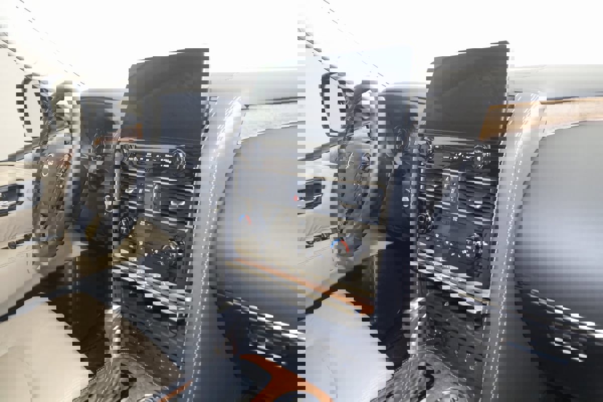 Used 2024 Nissan Armada SL w/ Captain's Chairs Package image 43