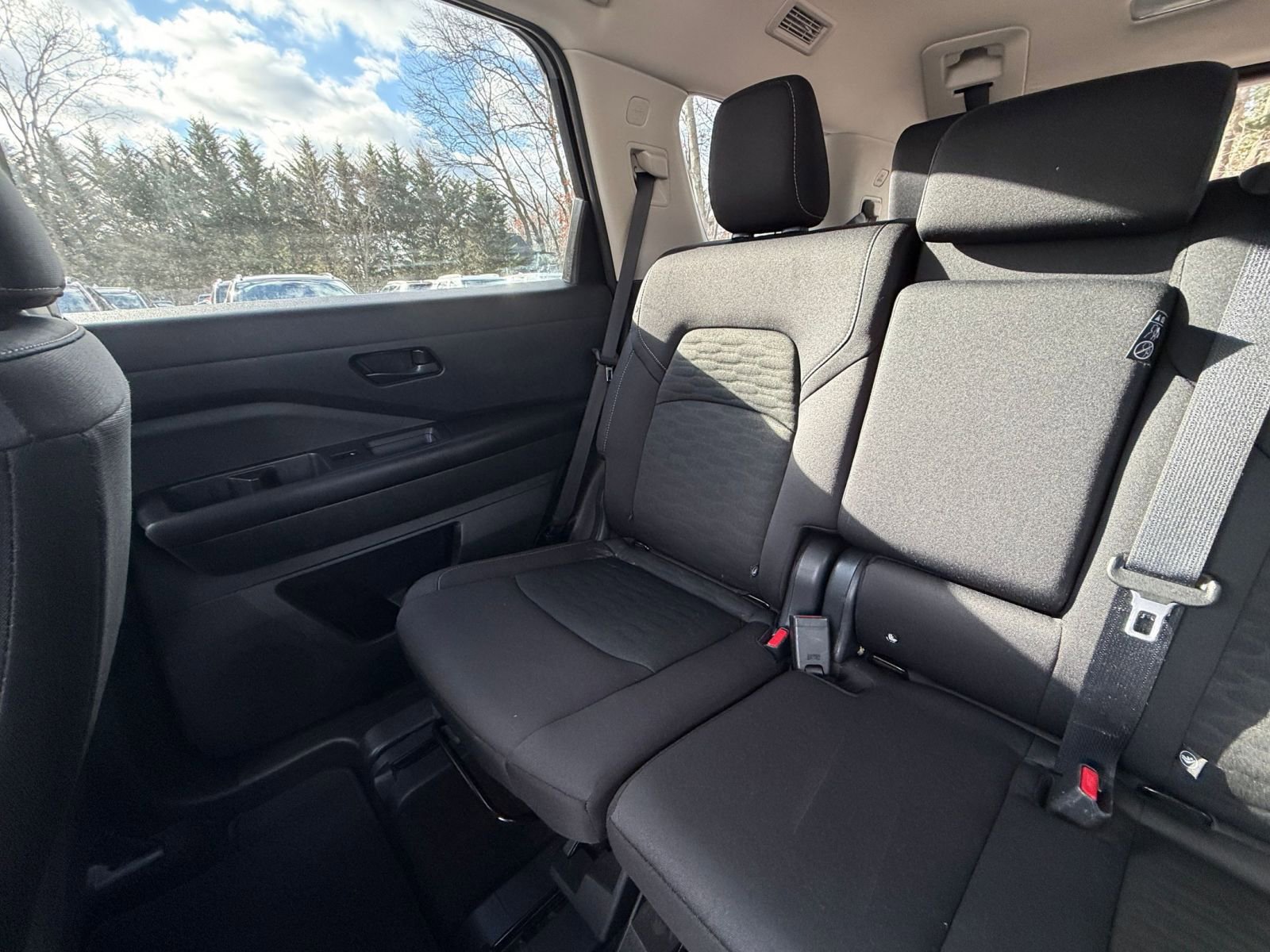 Used 2025 Nissan Pathfinder SV image 40