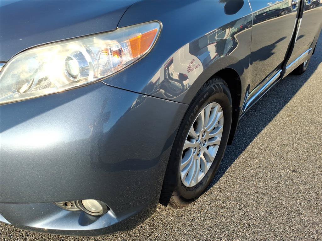Used 2015 Toyota Sienna XLE w/ XLE Navigation Package FWD image 8