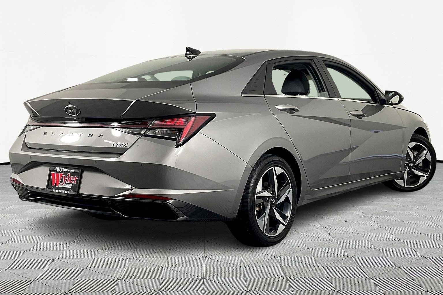 Certified 2022 Hyundai Elantra Limited w/ Preferred Accessory Package image 6