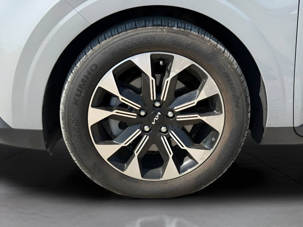 Used 2024 Kia Carnival EX FWD image 25