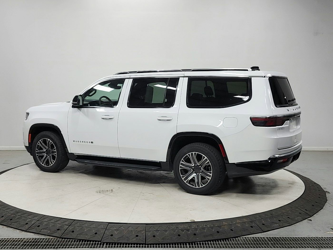 Used 2024 Jeep Wagoneer Series II w/ Flexible Seating Group RWD image 5