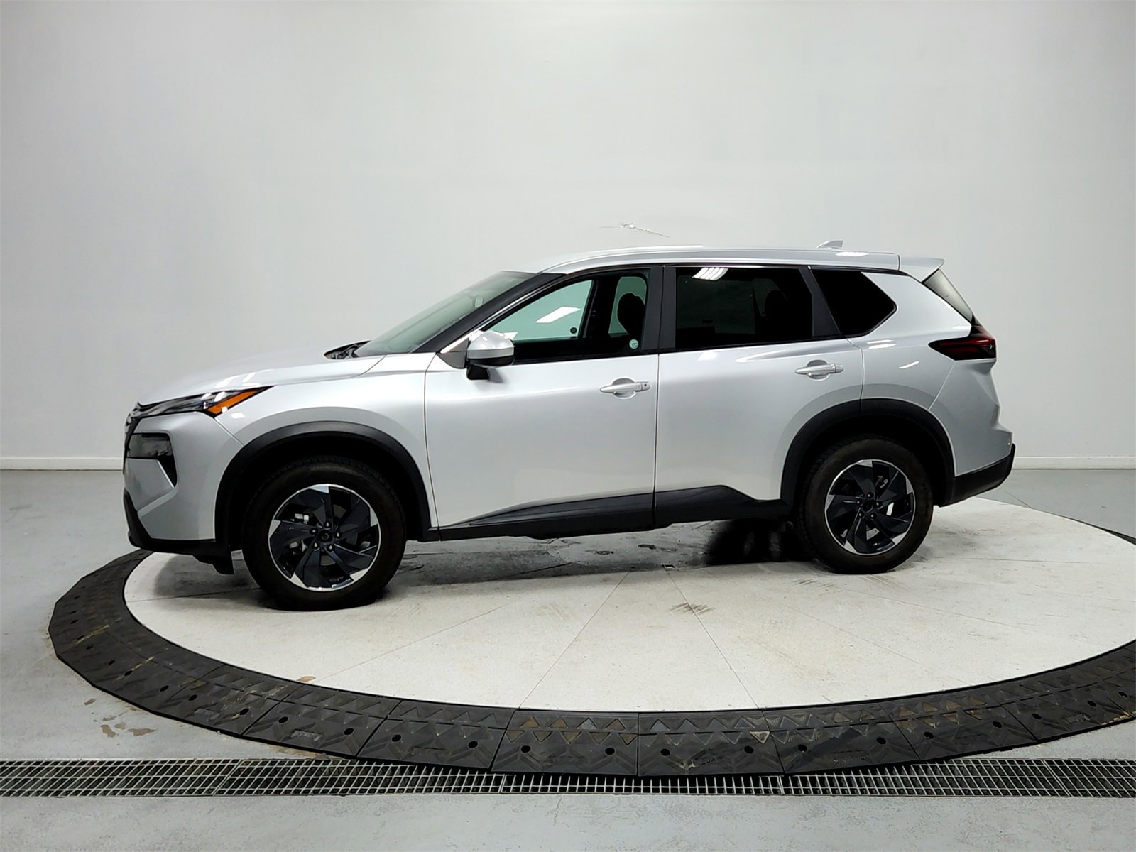 Used 2024 Nissan Rogue SV image 4