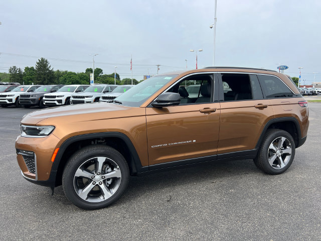 New 2026 Jeep Grand Cherokee Limited w/ Luxury Tech Group II AWD/4WD image 3