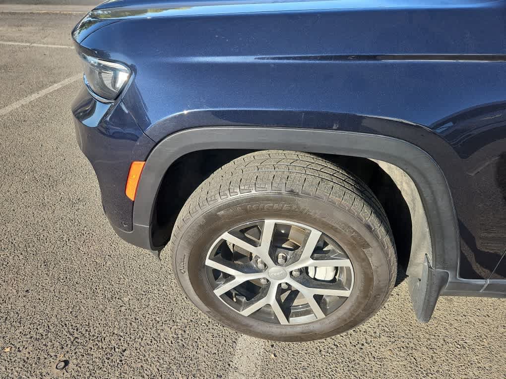 Used 2023 Jeep Grand Cherokee Limited w/ Luxury Tech Group II AWD/4WD image 3
