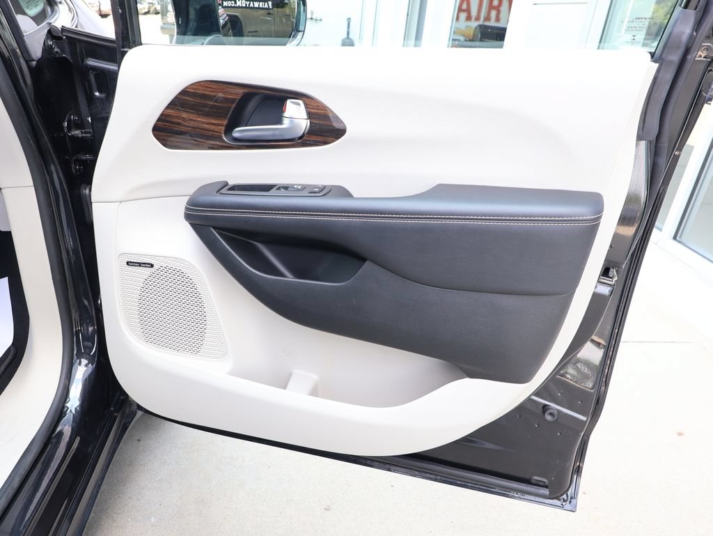Used 2023 Chrysler Pacifica Limited w/ Uconnect Theater Family Group AWD/4WD image 33