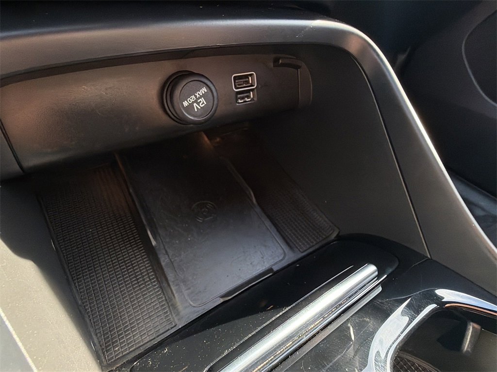 Used 2022 Volvo XC40 T5 R-Design w/ Advanced Package image 29