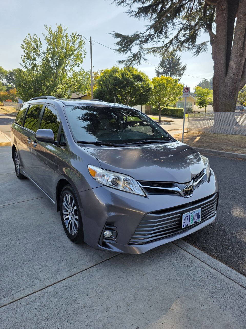 Used 2018 Toyota Sienna XLE image 1