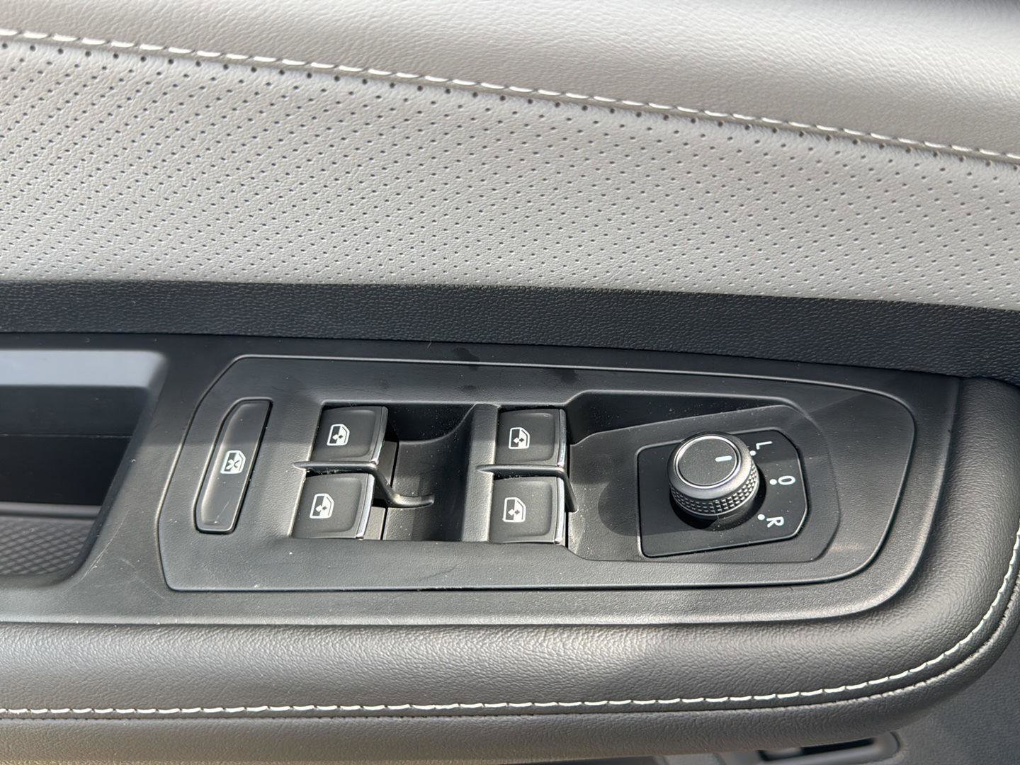 New 2026 Volkswagen Atlas Cross Sport SEL R-Line image 18