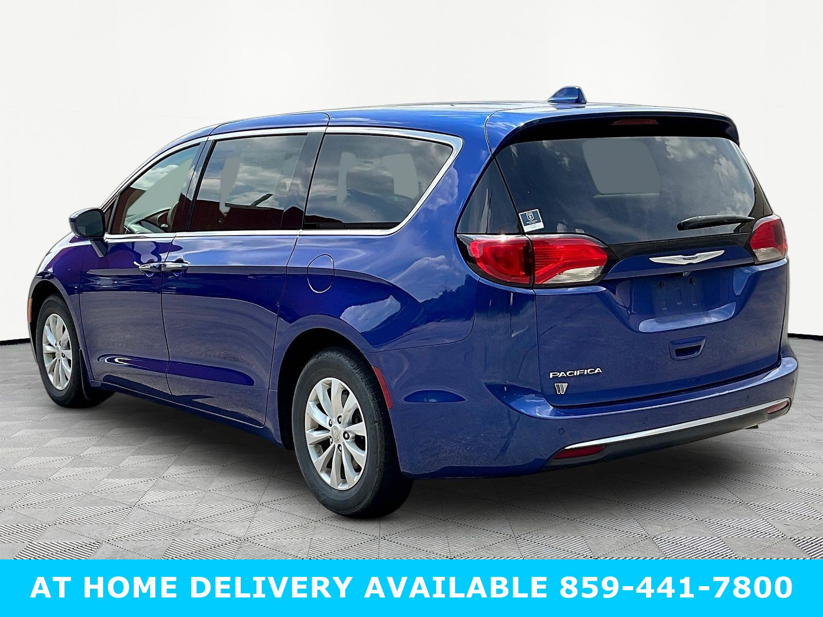 Used 2019 Chrysler Pacifica Touring Plus FWD image 4