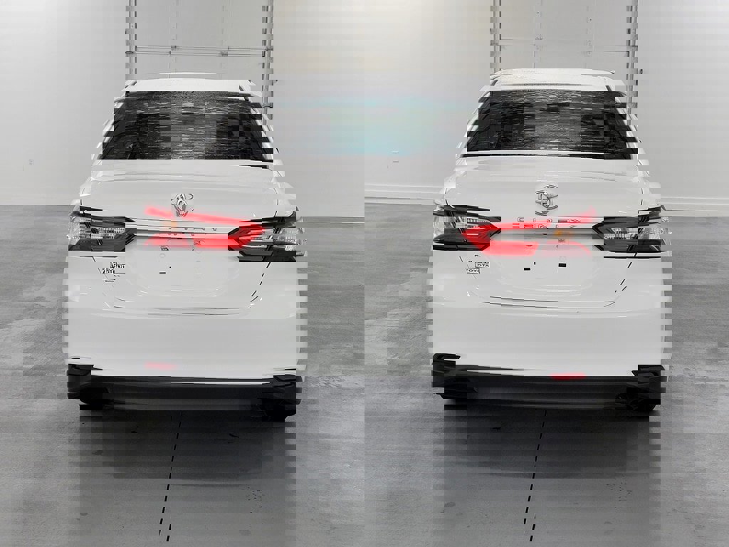 Used 2018 Toyota Camry L image 8