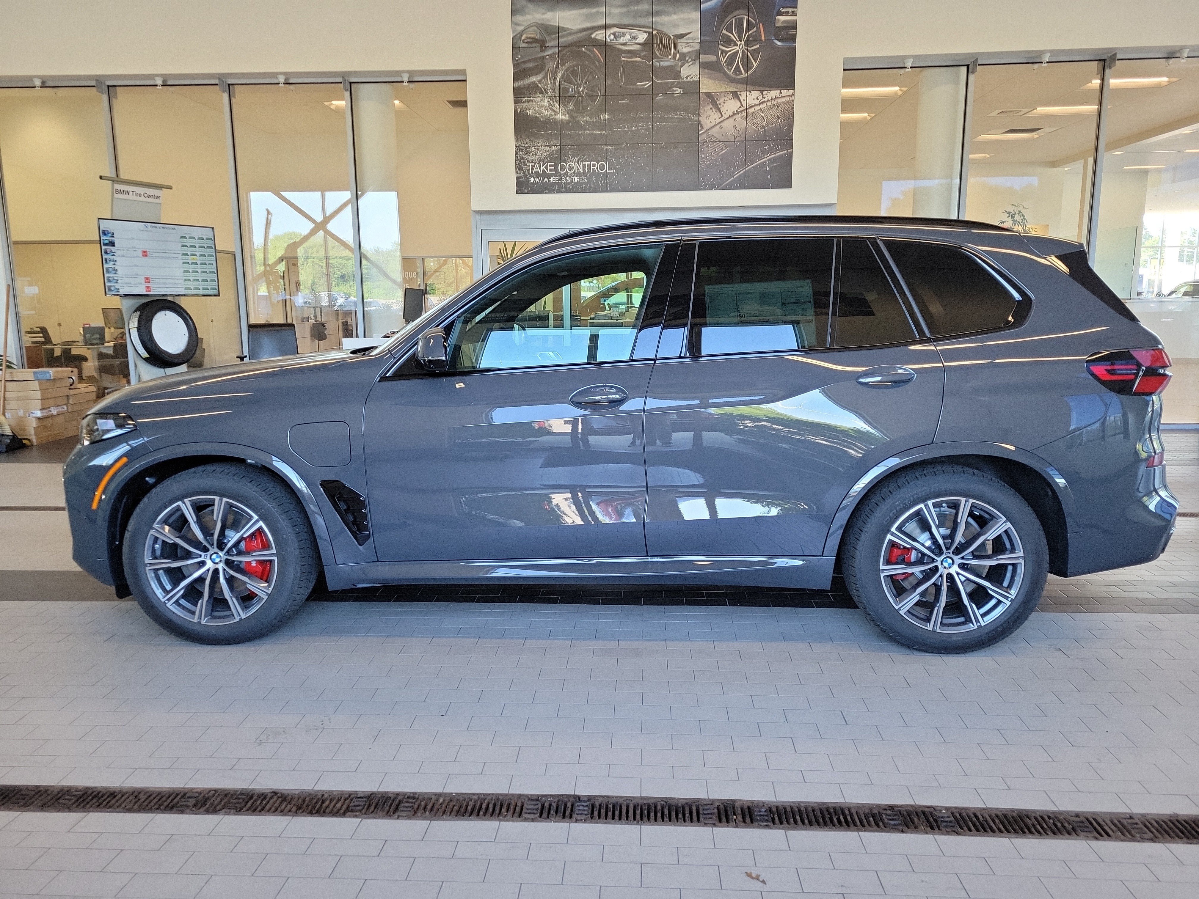 New 2026 BMW X5 xDrive50e w/ Executive Package AWD/4WD image 2