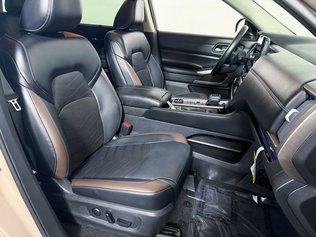Certified 2023 Nissan Pathfinder Platinum AWD/4WD image 16