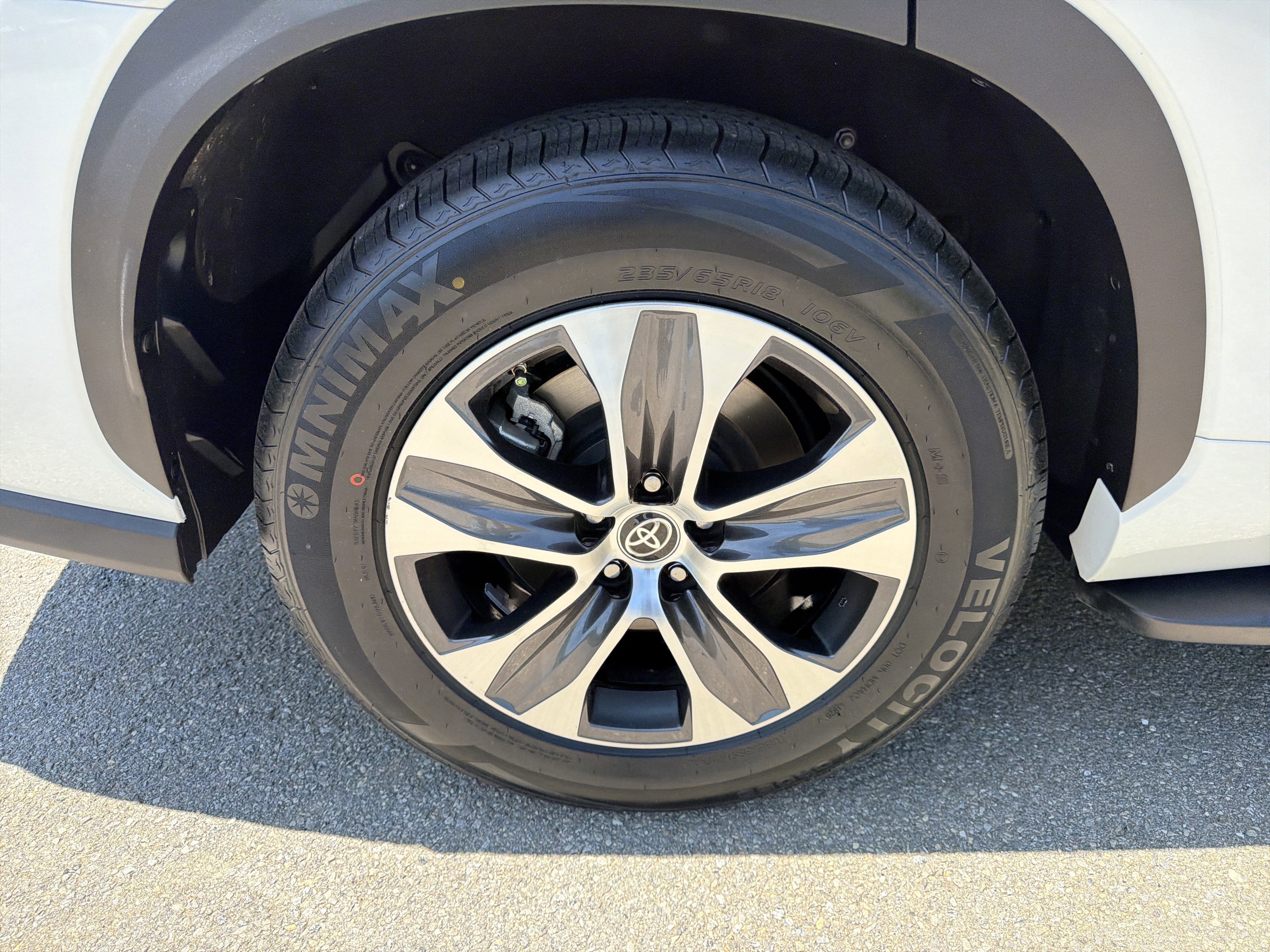 Used 2022 Toyota Highlander XLE FWD image 17