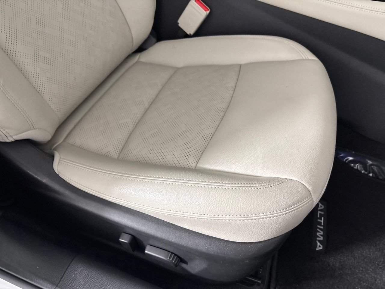 Used 2023 Nissan Altima 2.5 SL FWD image 31